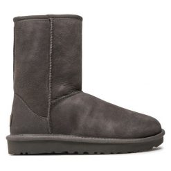 Śniegowce Ugg. Szare śniegowce i trapery damskie UGG. Za 939.99 zł.