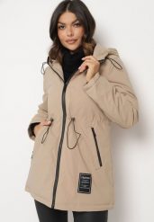Ciemnobeżowa Kurtka Parka z Kapturem i Kieszeniami Ściągana w Pasie Omeina. Brązowe kurtki damskie Born2be, l, bez wzorów, z jeansu, eleganckie, z kapturem. Za 139.99 zł.