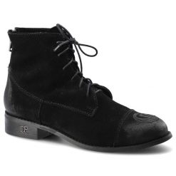 Botki damskie Carinii, wykonane z materiału o zamszowej strukturze z wysoką cholewką wiązaniem na przodzie oraz niskim obcasem, czarne, B5588-CR-H20-. Czarne kozaki damskie Carinii, z jeansu, przed kolano, bez obcasa, na płaskiej podeszwie. Za 279.00 zł.