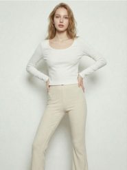 Bawełniana bluzka z długim rękawem - kremowy. Białe bluzki damskie Sinsay, l, bez wzorów, z bawełny, bez kołnierzyka, bez ramiączek. Za 19.99 zł.