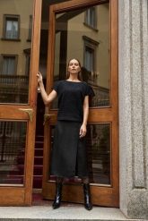 Spódnica midi czarna. Czarne spódnice damskie MOODO, l, bez wzorów, z poliesteru, midi. Za 119.99 zł.