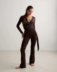 Damskie legginsy rozszerzane z wysokim stanem dla wysokich Sense czekoladowe. Brązowe legginsy damskie Aim'n, m, bez wzorów, z elastanu. Za 344.00 zł.