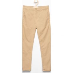 Spodnie chino - Beżowy. Spodnie materiałowe dla chłopców Reserved. W wyprzedaży za 29.99 zł.