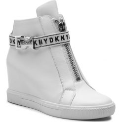 Sneakersy DKNY - Caddie K1933879 White. Białe półbuty damskie DKNY, bez wzorów, z materiału, bez obcasa, na koturnie, bez zapięcia. W wyprzedaży za 449.00 zł.