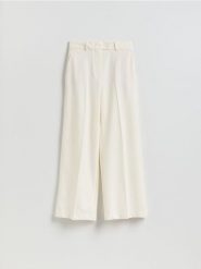 Spodnie z szerokimi nogawkami - biały. Białe spodnie materiałowe damskie Reserved, l, bez wzorów, z tkaniny. Za 169.99 zł.