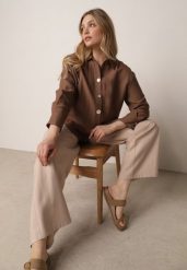 Brązowa Koszula Oversize z Wiskozą i Lnem Zdobiona Nieregularnymi Guzikami Inisera. Brązowe bluzki damskie Born2be, l, z aplikacjami, z jeansu, biznesowe, bez kołnierzyka, bez ramiączek. Za 109.99 zł.