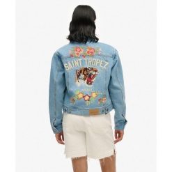 Kurtka jeansowa ozdobiona. Niebieskie kurtki damskie Superdry., bez wzorów, z jeansu, bez kaptura. W wyprzedaży za 422.30 zł.