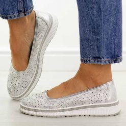 Srebrne ażurowe skórzane baleriny damskie S.Barski 7038. Szare baleriny damskie S.BARSKI, na jesień, w ażurowe wzory, z jeansu, casualowe, bez obcasa, na płaskiej podeszwie. Za 229.00 zł.