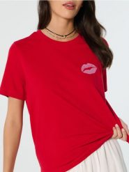 Koszulka z drobnym nadrukiem - czerwony. Czerwone t-shirty damskie Sinsay, l, bez wzorów, bez kołnierzyka. Za 25.99 zł.
