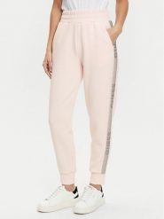Guess Spodnie dresowe W5RB00 KBYE2 Różowy Regular Fit. Czerwone spodnie dresowe damskie Guess, s, z aplikacjami, z dresówki. Za 279.99 zł.