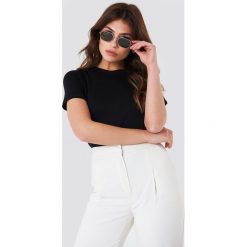 NA-KD Basic T-shirt basic z okrągłym dekoltem - Black. Czarne t-shirty damskie NA-KD Basic, z dzianiny, z klasycznym kołnierzykiem. Za 52.95 zł.