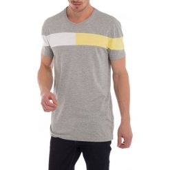 T-shirt w kolorze szarym ze wzorem. T-shirty męskie marki RNT23. W wyprzedaży za 59.95 zł.
