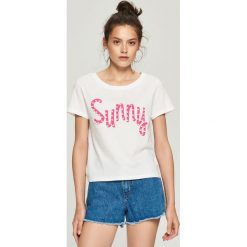 T-shirt z perłową aplikacją - Biały. Białe t-shirty damskie Sinsay, z aplikacjami. Za 39.99 zł.