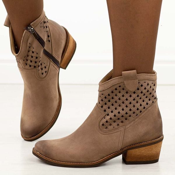 Skórzane Polskie botki damskie, jesienne kowbojki ażurowe na obcasie Deoni Ko-03a Cappuccino. Brązowe botki damskie Deoni, na jesień, z nubiku, eleganckie, z okrągłym noskiem, bez obcasa, na obcasie, bez zapięcia. Za 519.00 zł.