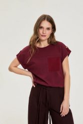 T-shirt z kieszonką burgundowy. Czerwone bluzki damskie MOODO, bez wzorów, z bawełny, bez kołnierzyka. Za 59.99 zł.
