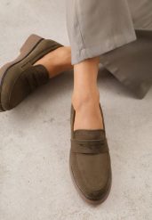 Zielone Mokasyny VICES z Imitacji Zamszu w Klasycznym Stylu Malaeno. Zielone mokasyny damskie Renee, z jeansu, casualowe. Za 119.99 zł.