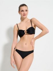Góra od bikini z dekoracyjnym elementem - czarny. Czarne bikini damskie Sinsay, l, bez wzorów. W wyprzedaży za 19.99 zł.