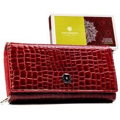 Klasyczny, duży portfel damski ze skóry naturalnej w czerwonym kolorze - Peterson. Czerwone portfele damskie Peterson, bez wzorów, ze skóry. Za 169.99 zł.