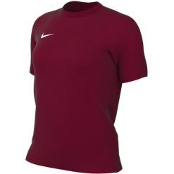 Koszulka damska Nike Dri-FIT Park VIII bordowa. Czerwone koszulki sportowe damskie Nike, bez wzorów, z materiału, sportowe, bez kołnierzyka. Za 66.99 zł.