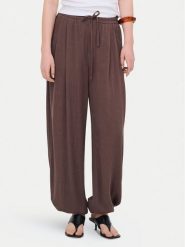 ONLY Spodnie materiałowe Siesta 15373197 Brązowy Regular Fit. Brązowe szorty damskie Only, xl, bez wzorów, z materiału. Za 169.99 zł.