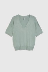 Sweter z krótkimi rękawami oliwkowy. Zielone swetry damskie MOODO, l, bez wzorów, z poliamidu, bez kołnierzyka, bez ramiączek, krótkie, bez kaptura. Za 89.99 zł.