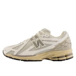 Buty do chodzenia dla dorosłych New Balance 1906R White Grey Cream. Brązowe obuwie sportowe damskie New Balance, bez wzorów, z materiału, na fitness i siłownię. Za 859.49 zł.