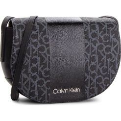 Torebka CALVIN KLEIN - Mono Block Saddle Ba K60K604688 904. Listonoszki damskie marki Calvin Klein. Za 449.00 zł.