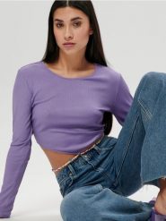 Bluzka z wiązaniem - fioletowy. Fioletowe bluzki damskie Sinsay, l, bez wzorów, bez kołnierzyka, bez ramiączek. W wyprzedaży za 29.99 zł.