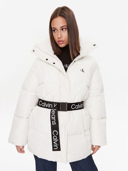 Calvin Klein Jeans Kurtka zimowa J20J221903 Biały Relaxed Fit. Białe kurtki damskie Calvin Klein Jeans, na zimę, l, bez wzorów, z jeansu, bez kaptura. Za 1,189.00 zł.