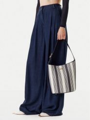 Guess Torebka HWAS96 62040 Granatowy. Niebieskie torebki do ręki damskie Guess, z aplikacjami, z materiału, bez dodatków. Za 359.99 zł.