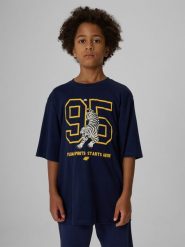 4F T-shirt loose z nadrukiem chłopięcy - granatowy 146/152 (10-12 lat). Niebieskie t-shirty dla chłopców 4f, bez wzorów, z bawełny, bez ramiączek. Za 59.99 zł.