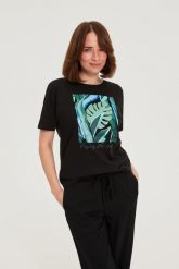 T-shirt z nadrukiem czarny. Czarne bluzki damskie MOODO, l, bez wzorów, z bawełny, bez kołnierzyka, bez ramiączek. Za 59.99 zł.