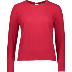 Sweter w kolorze czerwonym. Czerwone swetry damskie marki Benetton, z kaszmiru, z dekoltem na plecach. W wyprzedaży za 79.95 zł.