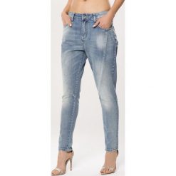 Niebieskie Jeansy Distortion. Jeansy damskie marki Born2be. Za 59.99 zł.
