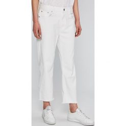 G-Star Raw - Jeansy Mid Boyfriend Fit. Białe jeansy damskie G-Star Raw. W wyprzedaży za 199.90 zł.