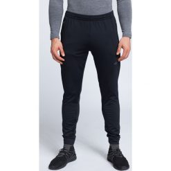 Spodnie treningowe męskie SPMTR002 - głęboka czerń. Czarne spodnie sportowe męskie 4f, z dzianiny. W wyprzedaży za 149.99 zł.