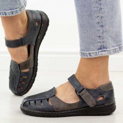 Granatowe zakryte sandały damskie Unisoft 9955. Niebieskie sandały damskie Jezzi, bez wzorów, ze skóry, bez obcasa, na płaskiej podeszwie, bez zapięcia. Za 149.00 zł.