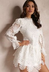 Biała Rozkloszowana Sukienka Mini z Koronki Delores. Białe sukienki damskie Renee, m, w ażurowe wzory, z koronki, bez kołnierzyka, bez ramiączek, mini, rozkloszowane. Za 169.99 zł.