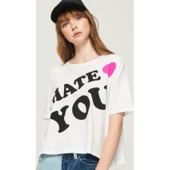 Krótki t-shirt z nadrukiem - Biały. Białe t-shirty damskie Sinsay, z nadrukiem. W wyprzedaży za 14.99 zł.