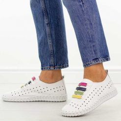 Białe ażurowe skórzane półbuty damskie Filippo Dp7693/26. Białe półbuty damskie Filippo, na lato, w ażurowe wzory, z jeansu, casualowe, z okrągłym noskiem, bez obcasa, bez zapięcia. Za 219.00 zł.