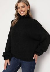 Czarny Golf z Wiskozą i Wełną o Kroju Oversize z Falbanką przy Dekolcie Ninirae. Czarne swetry damskie Born2be, bez wzorów, z jeansu, eleganckie, bez kołnierzyka, bez ramiączek, bez kaptura. Za 159.99 zł.