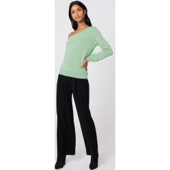NA-KD Basic Sweter na jedno ramię - Green. Swetry damskie marki NA-KD Basic. W wyprzedaży za 40.38 zł.