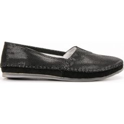Filippo Czarne Skórzane Trampki Slip. Czarne półbuty damskie Filippo, bez wzorów, sportowe, bez obcasa, bez zapięcia. W wyprzedaży za 139.00 zł.