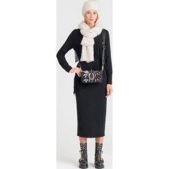 CZARNA SUKIENKA TRUSARDI JEANS Z FRĘDZLAMI. Czarne sukienki damskie TRUSSARDI JEANS, na imprezę, l, z aplikacjami, z jeansu, bez kołnierzyka, bez ramiączek, midi, dopasowane. Za 274.50 zł.