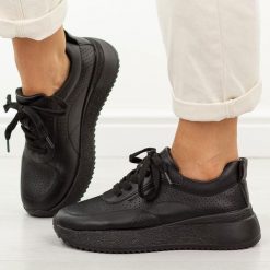 Czarne skórzane sneakersy damskie M.Daszyński Ol39-4. Czarne półbuty damskie M.Daszyński, na jesień, bez wzorów, z jeansu, casualowe, z okrągłym noskiem, bez obcasa, na płaskiej podeszwie, bez zapięcia. W wyprzedaży za 233.10 zł.