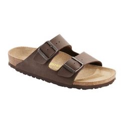 Klapki w kolorze brązowym. Sandały męskie marki Birkenstock. W wyprzedaży za 259.95 zł.