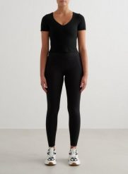 Damskie legginsy z wysokim stanem, squat proof, z kieszeniami Sense czarne. Czarne legginsy damskie Aim'n, m, bez wzorów, z elastanu, z podwyższonym stanem, na fitness i siłownię. Za 339.00 zł.