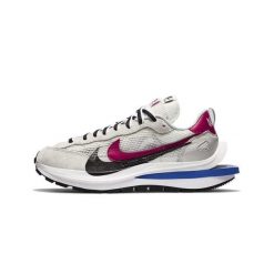 Buty do chodzenia dla dorosłych Nike Sacai Vaporwaffle Sport Fuchsia Game Royal. Czerwone obuwie sportowe damskie Nike, bez wzorów, z materiału, trekkingowe. Za 3,400.00 zł.