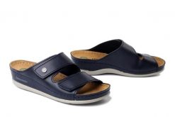 DR. BRINKMANN 700777-05 blau, klapki damskie. Niebieskie klapki damskie Dr. Brinkmann, bez wzorów, ze skóry, bez obcasa. Za 229.90 zł.