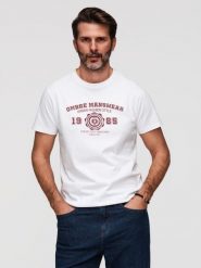 Bawełniany męski t-shirt z nadrukiem w stylu college – biały V1. Białe t-shirty męskie Ombre Clothing, m, z aplikacjami, z bawełny, biznesowe, bez kołnierzyka. W wyprzedaży za 69.99 zł.